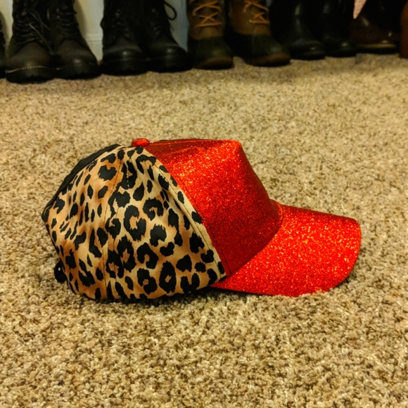 Women's glitter and leopard hat - Picture 2 of 3